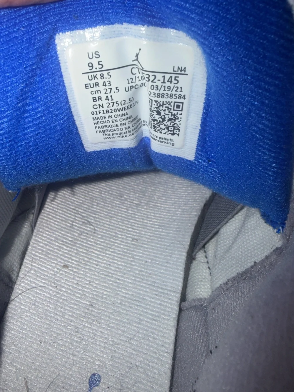Jordan Men's White, Blue and Gray Retro Sneakers